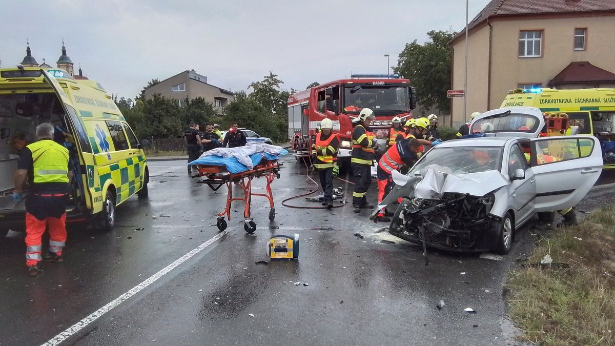 Tři zranění po střetu aut na Olomoucku, pro jednoho letěl vrtulník